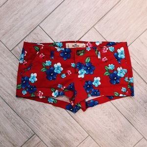 Hollister red floral shorts 🌺
